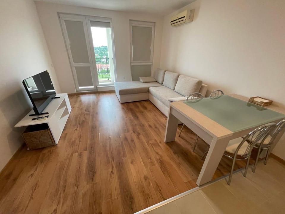 TV and multimedia, Living room, Seating area, Dining area, air conditioner