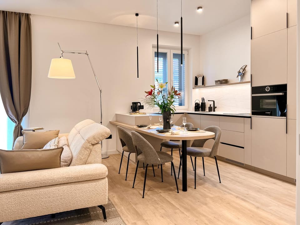 Coffee/tea facilities, Kitchen or kitchenette, Dining area, stove