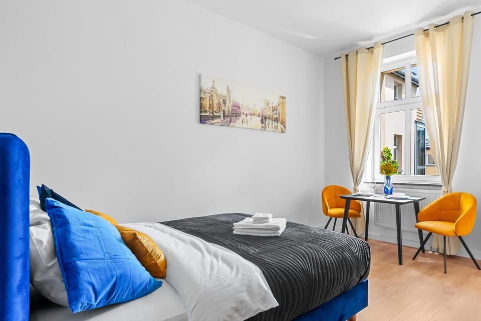 Bed, Living room, Photo of the whole room, Seating area, Dining area, Bedroom, towels