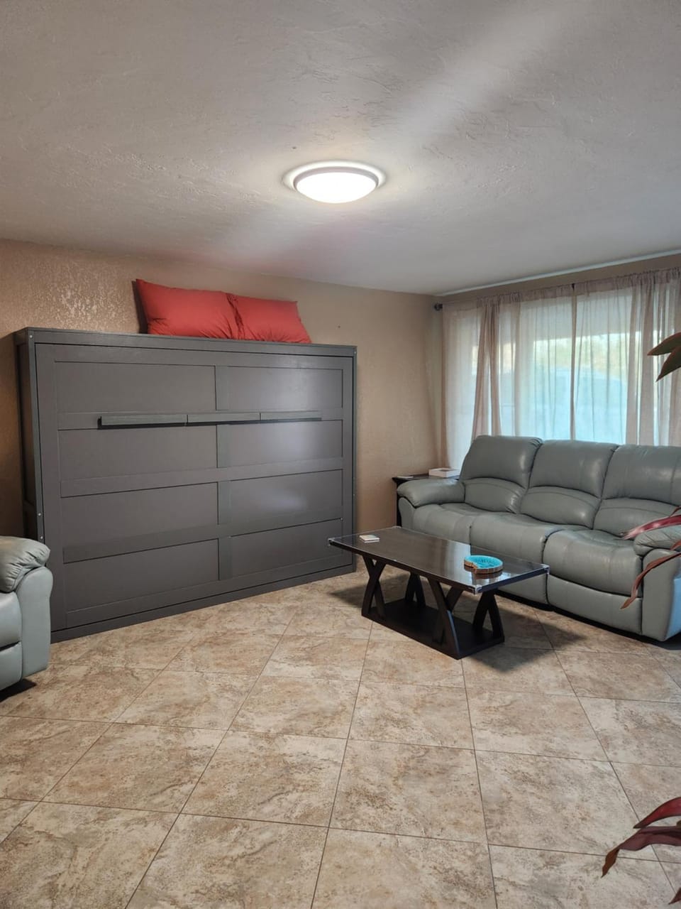 Cozy Blue sleeps 10 pet friendly hot tub House in Englewood