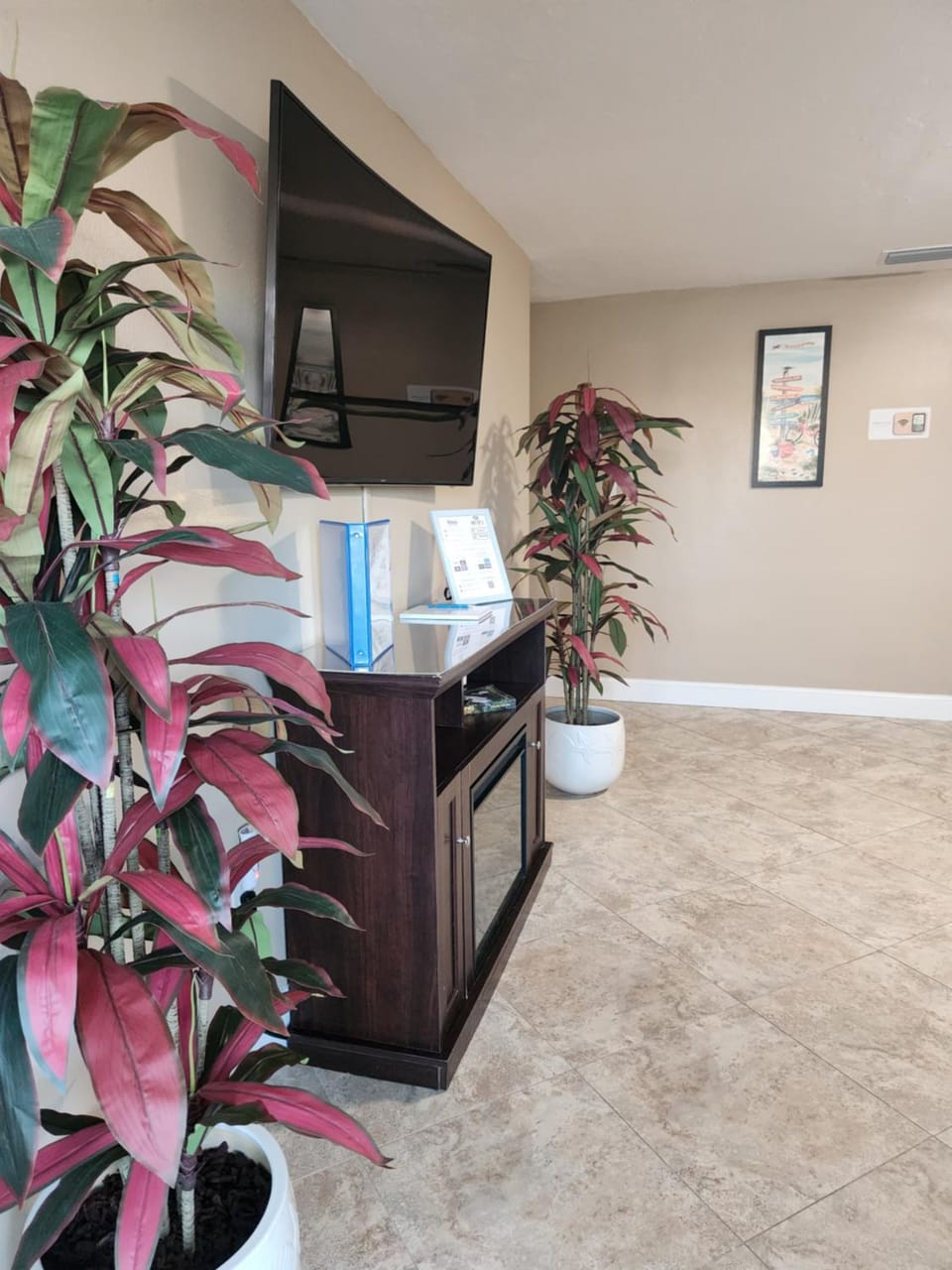 Cozy Blue sleeps 10 pet friendly hot tub House in Englewood