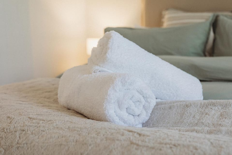 Bed, Bedroom, towels
