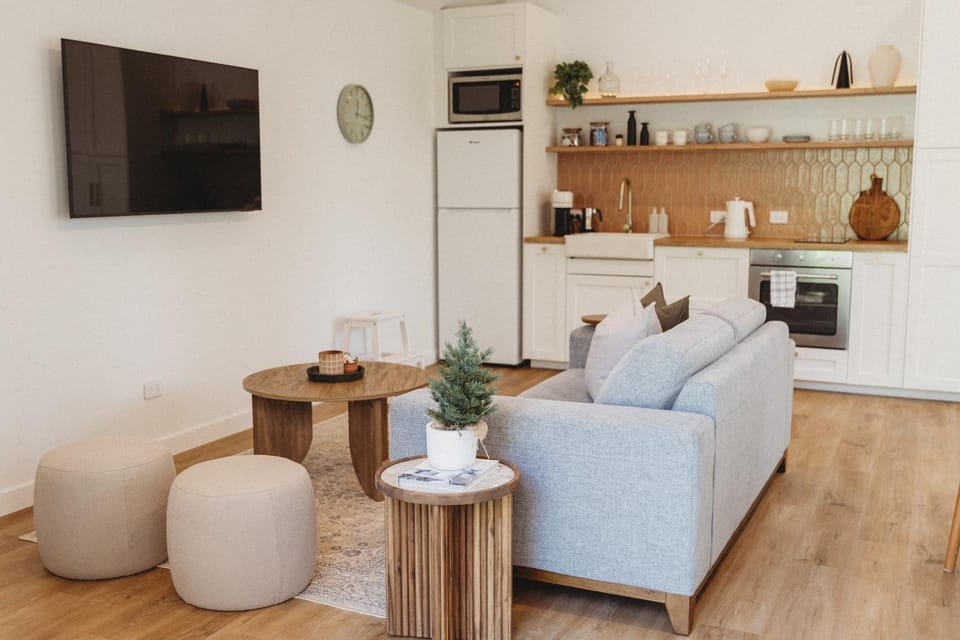 TV and multimedia, Coffee/tea facilities, Kitchen or kitchenette, Living room, Seating area, oven