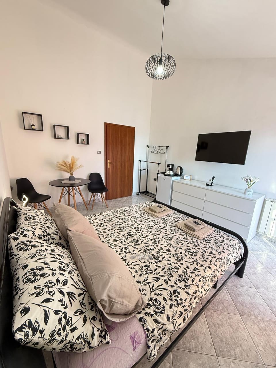 Bed, TV and multimedia, Seating area, Bedroom