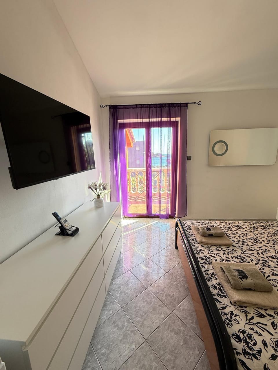 Bed, TV and multimedia, Bedroom