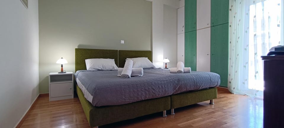 Bed, Photo of the whole room, Bedroom, towels