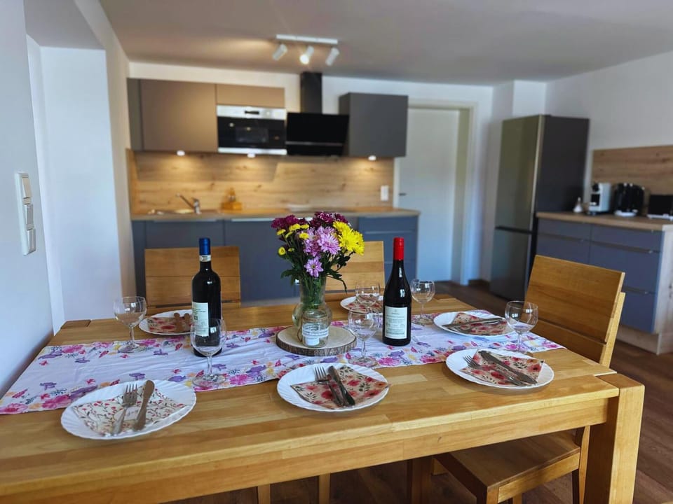 Kitchen or kitchenette, Dining area, stove
