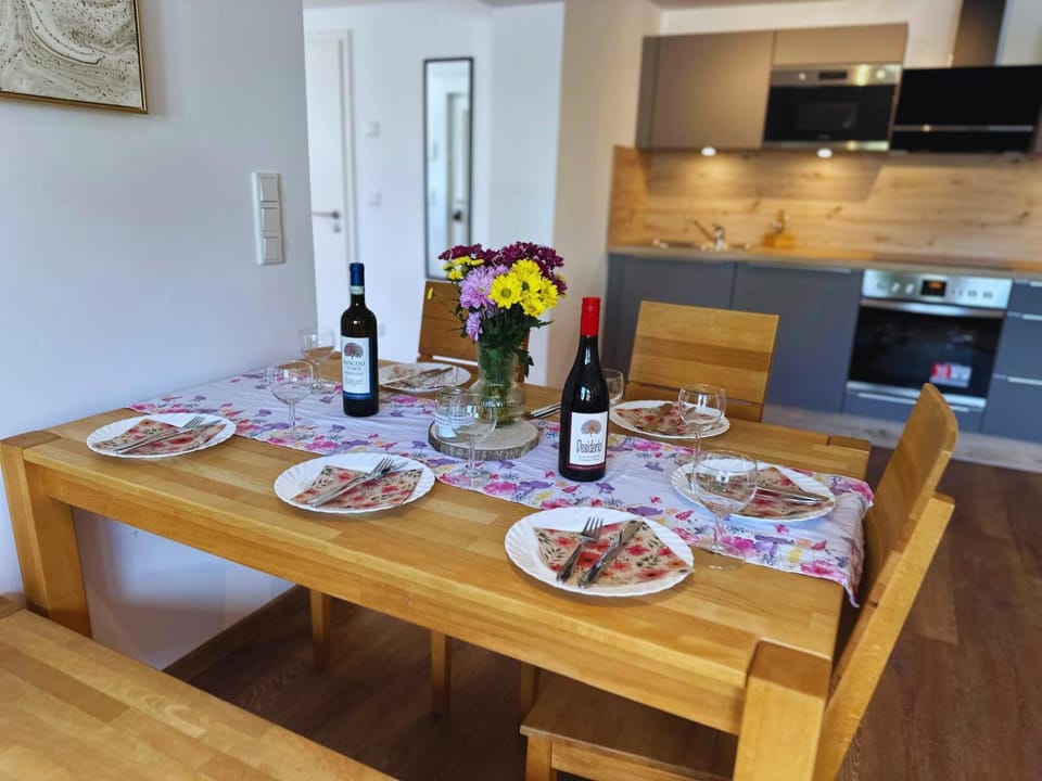 Kitchen or kitchenette, Dining area