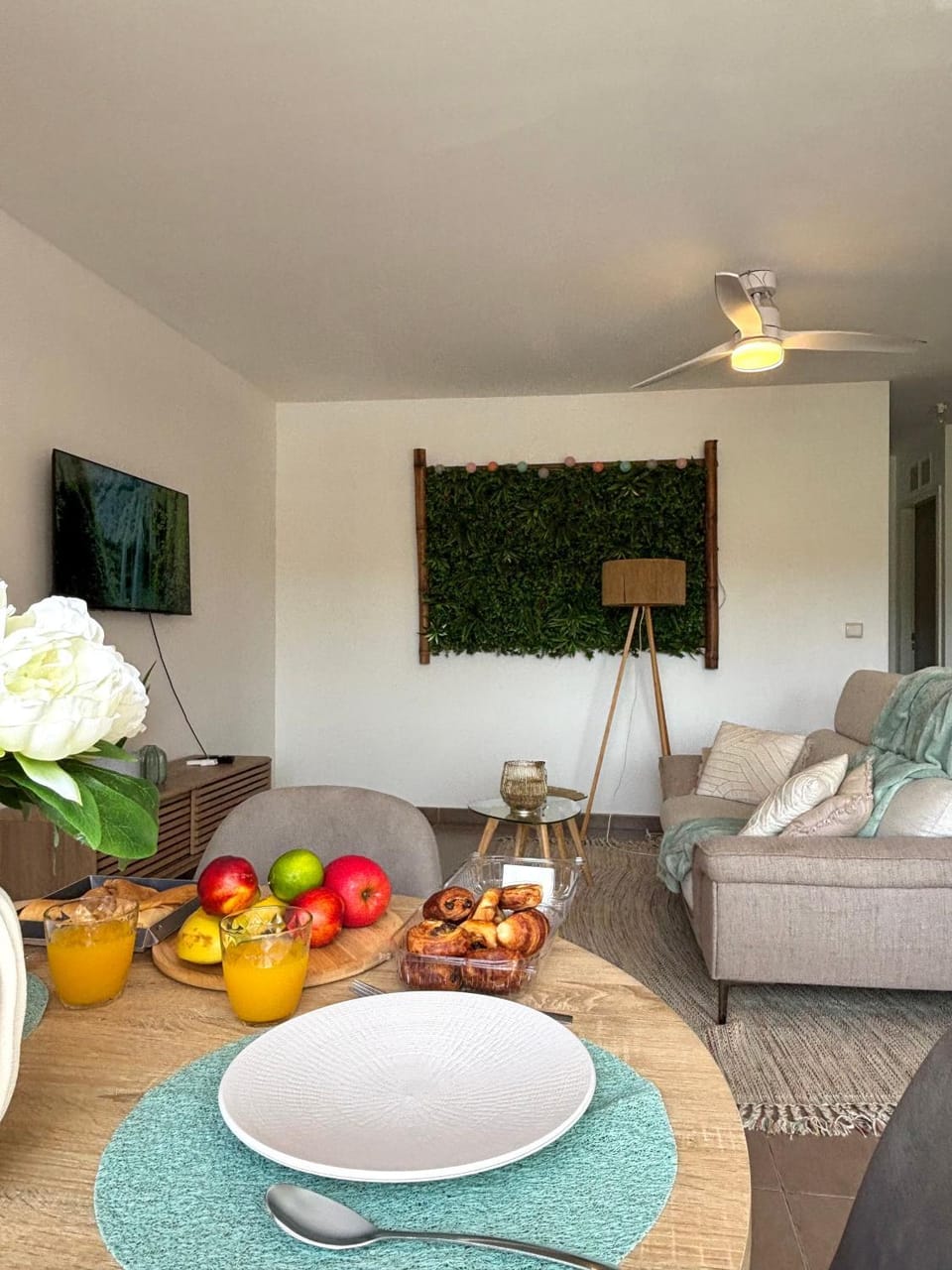 Living room, Food and drinks