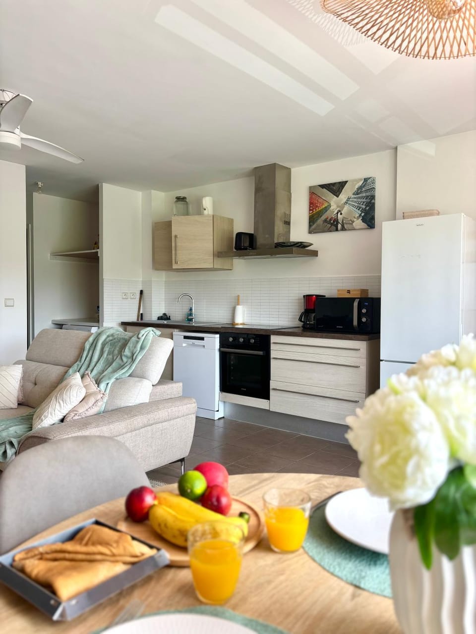 Kitchen or kitchenette, Living room, Food and drinks