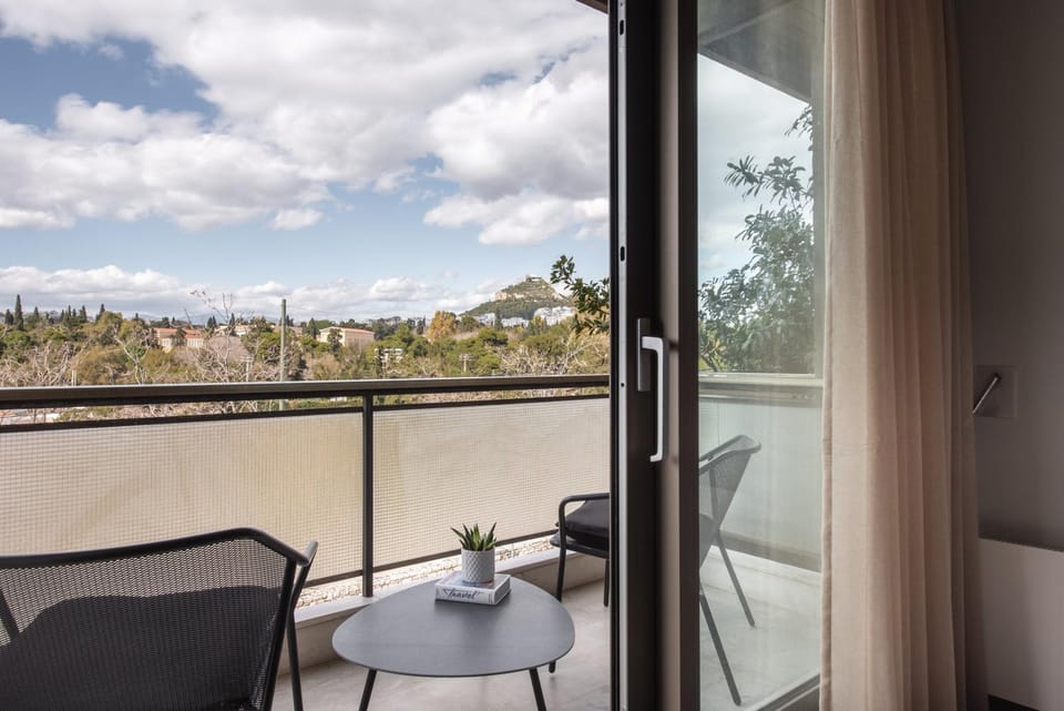 Nearby landmark, Natural landscape, View (from property/room), Balcony/Terrace, Seating area, City view, Landmark view, Mountain view