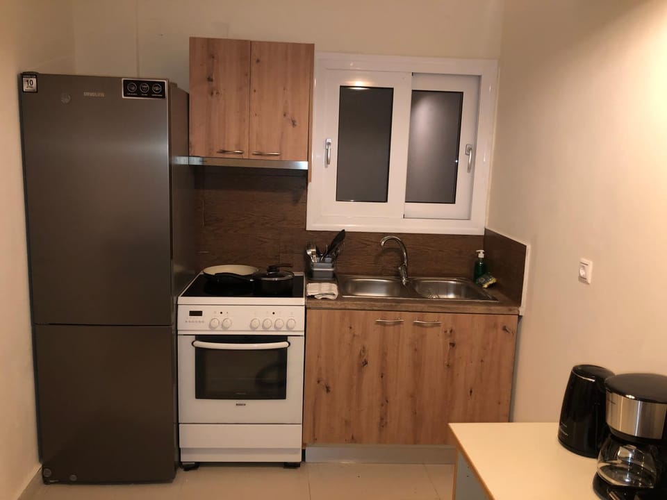 Coffee/tea facilities, Kitchen or kitchenette, oven, stove