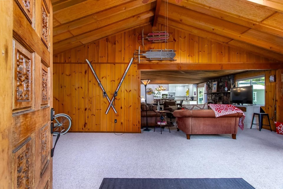 Peak View | White Pass, Mt Rainier House in Washington
