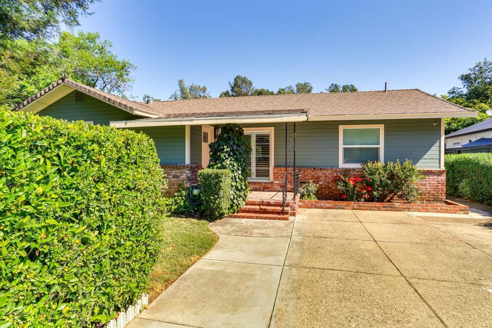 Walk to Park & Aquatic Center: Airy Redding Home! House in Redding