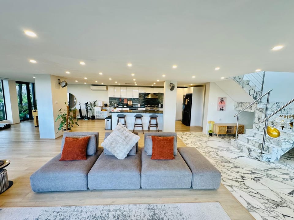 6BR Stunning Waterview & Private Pool House in Sydney