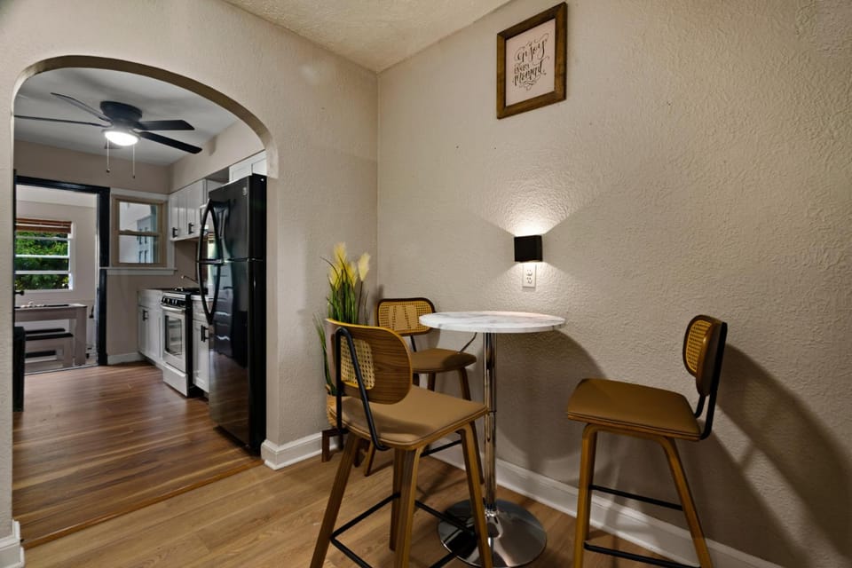 Stylish Capitol Hill retreat with meditation corner, private dining experience Apartment in District of Columbia
