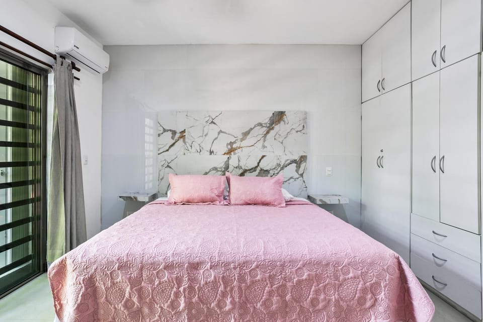 Bed, Photo of the whole room, wardrobe
