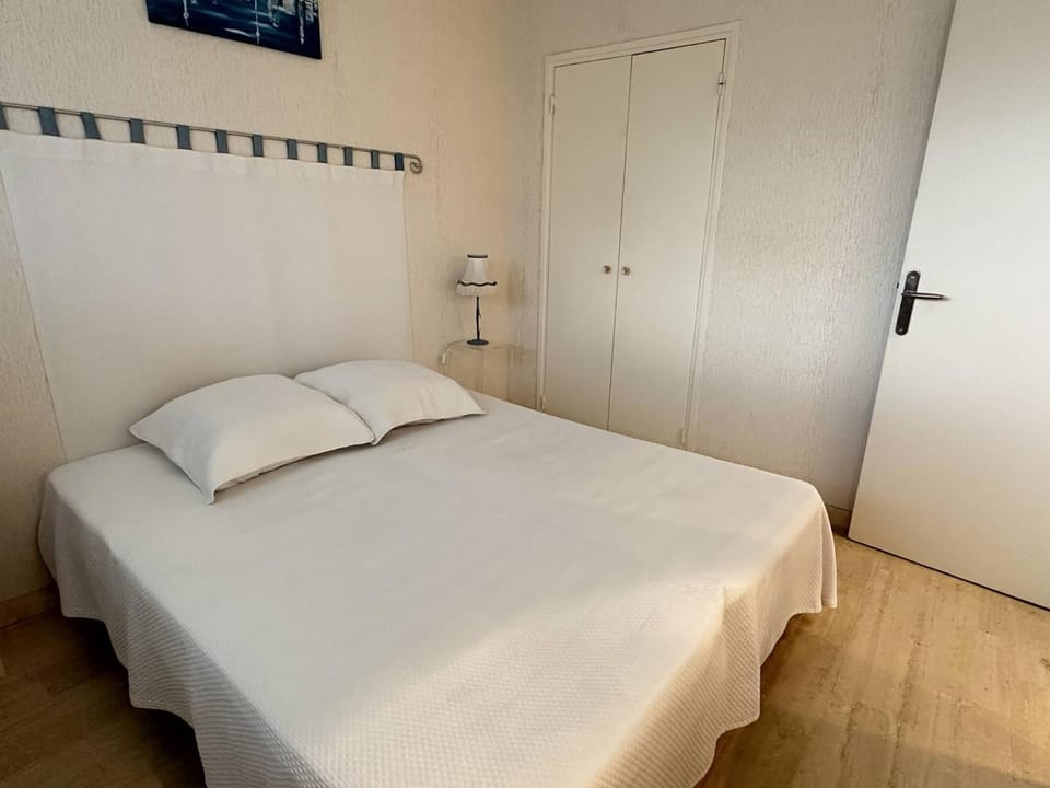 Appartement spacieux avec terrasse vue port, parking inclus Apartment in Villeneuve-Loubet