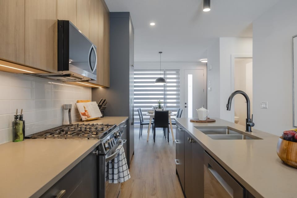 Fenced Yard, Free Parking, 2 King Beds with AC House in Calgary