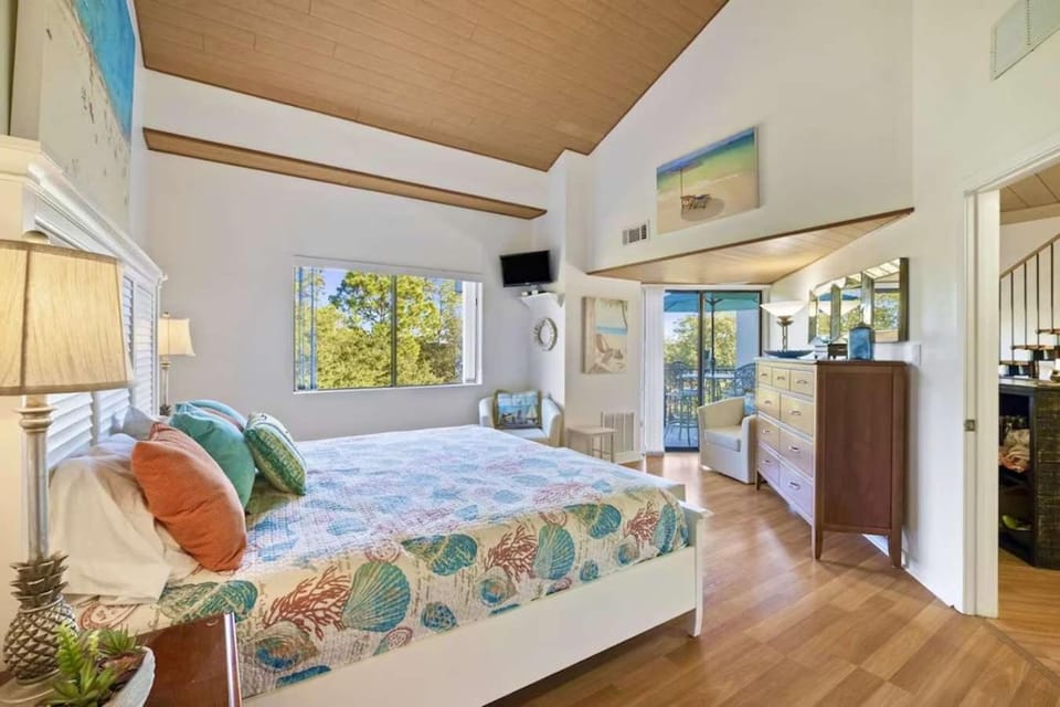 Luxury Penthouse near Beach Tiki Hut Coligny House in South Forest Beach