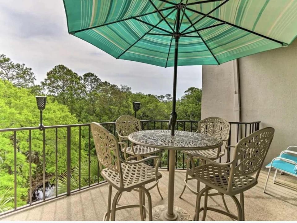Luxury Penthouse near Beach Tiki Hut Coligny House in South Forest Beach