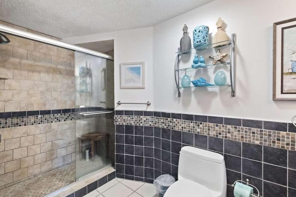 Luxury Penthouse near Beach Tiki Hut Coligny House in South Forest Beach
