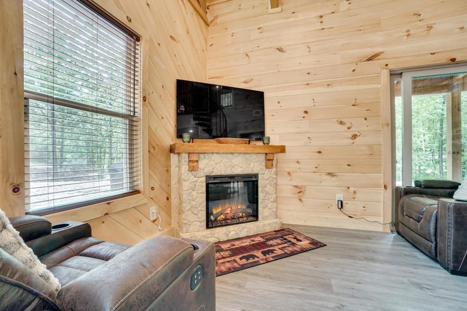 Sip, Hike & Explore: Sleek Retreat in Cleveland! House in White County
