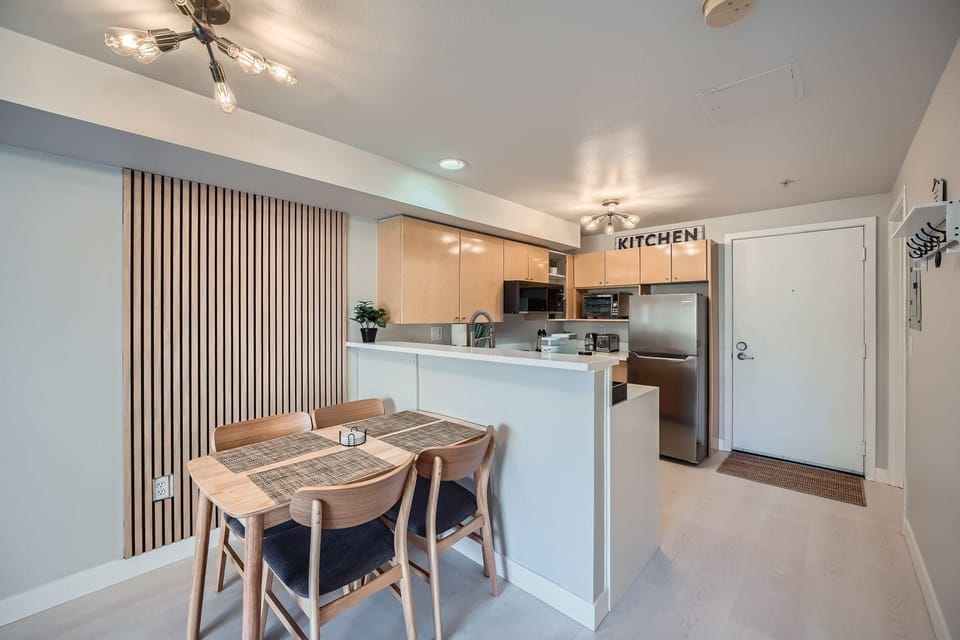Prime Location in Downtown Seattle- walk to Space Needle - free parking Apartment in Belltown