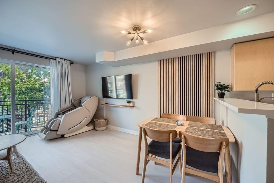 Prime Location in Downtown Seattle- walk to Space Needle - free parking Apartment in Belltown