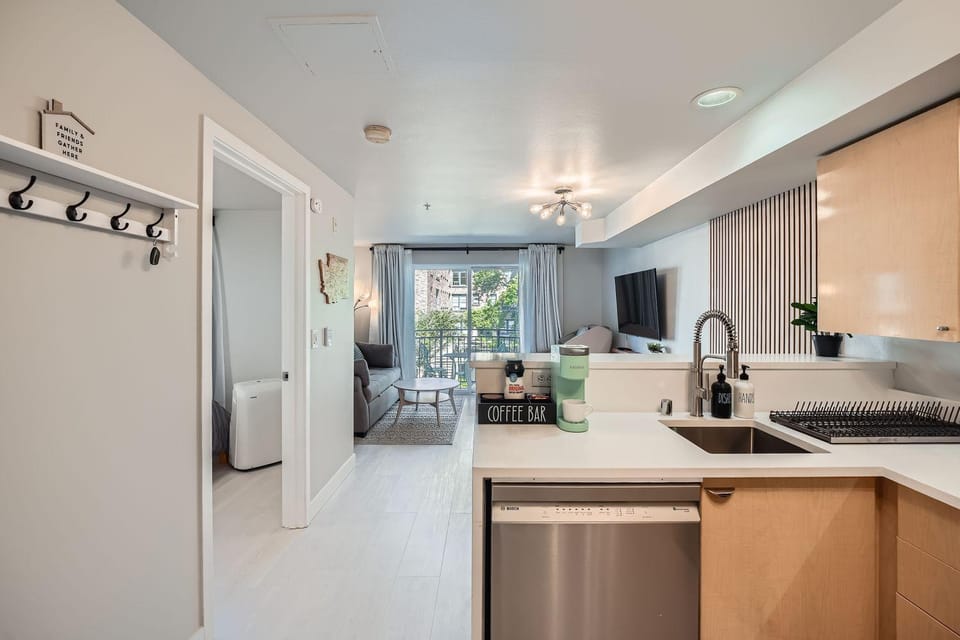 Prime Location in Downtown Seattle- walk to Space Needle - free parking Apartment in Belltown