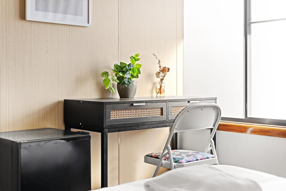 Peaceful & Central Stay in Liverpool - Private Double Room - Shared Bathroom Bed and Breakfast in Sydney