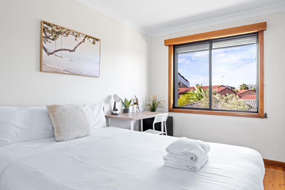 Comfort & Calm - Double Room on a Quiet Crescent in Liverpool - Shared Bathroom Bed and Breakfast in Sydney