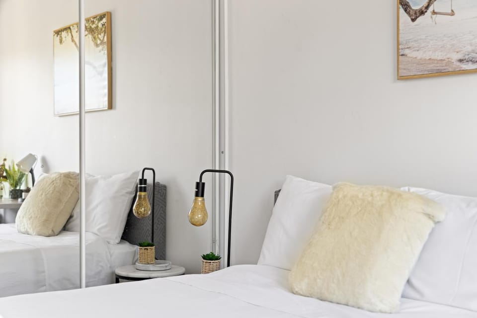Comfort & Calm - Double Room on a Quiet Crescent in Liverpool - Shared Bathroom Bed and Breakfast in Sydney