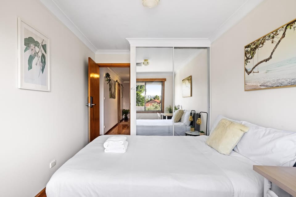 Comfort & Calm - Double Room on a Quiet Crescent in Liverpool - Shared Bathroom Bed and Breakfast in Sydney