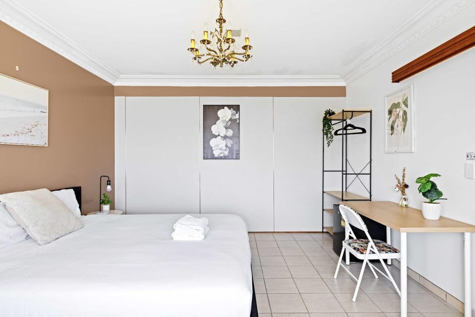 Serene and Spacious King Room in Liverpool - Quiet Yet Central - Shared Bathroom Bed and Breakfast in Sydney