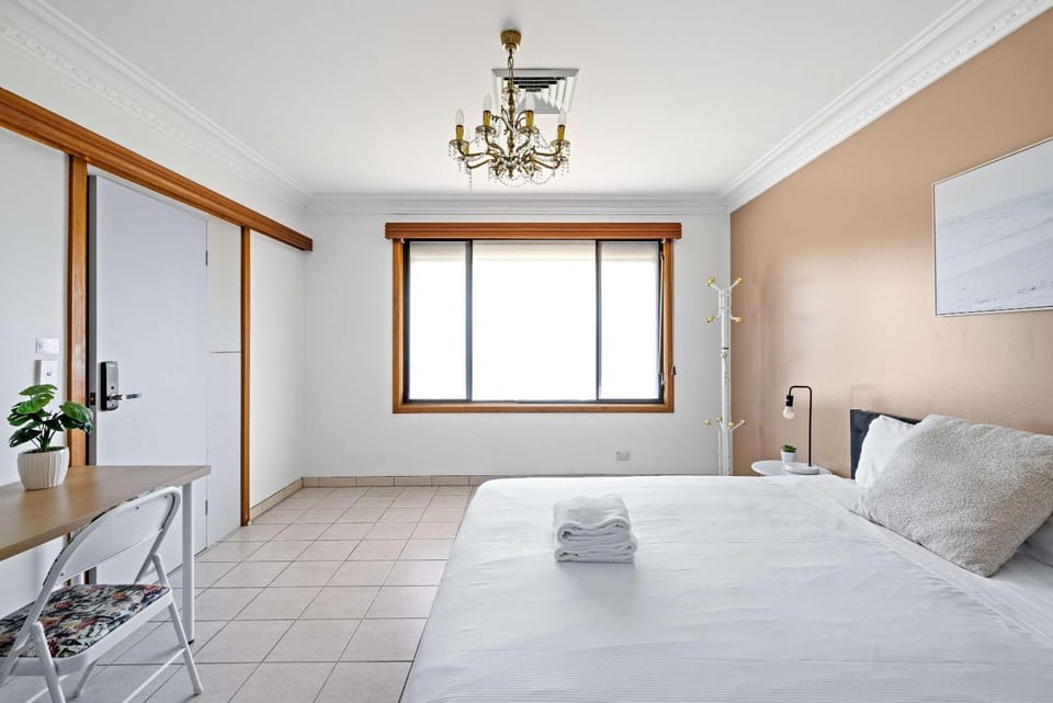 Serene and Spacious King Room in Liverpool - Quiet Yet Central - Shared Bathroom Bed and Breakfast in Sydney