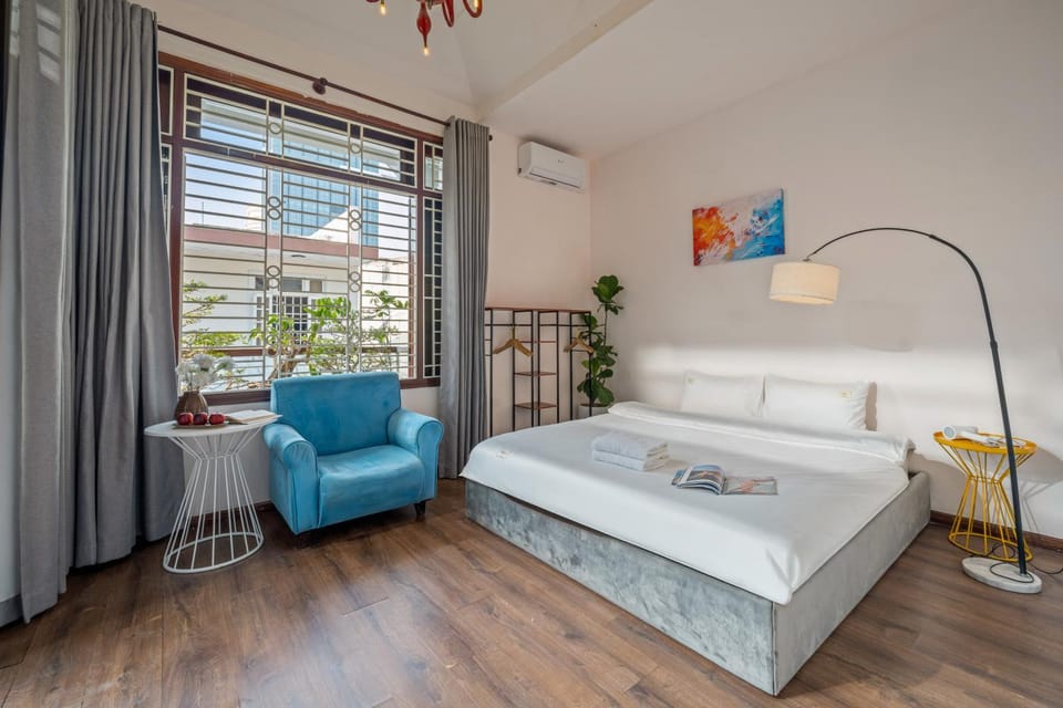 Bed, Photo of the whole room, Seating area, Bedroom, air conditioner