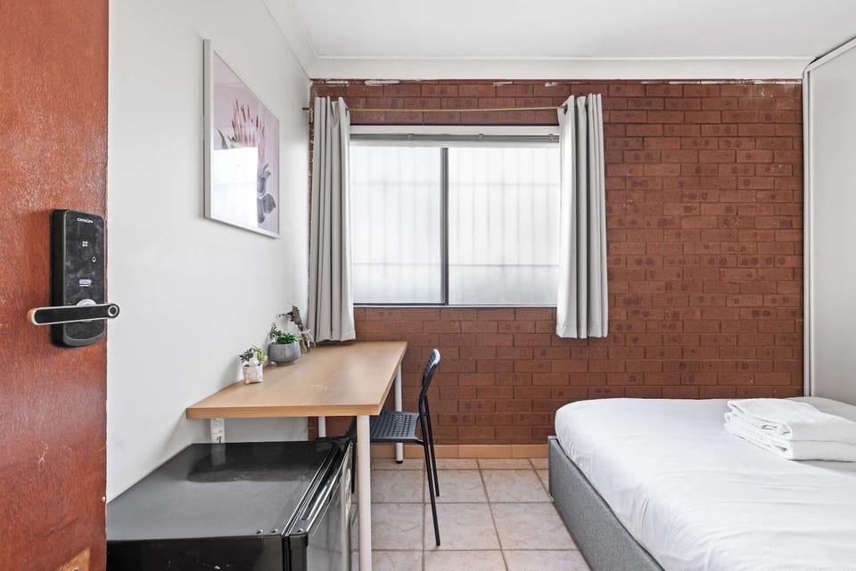Quiet Crescent Stay in Liverpool - Comfortable Double Room - Shared Bathroom House in Sydney