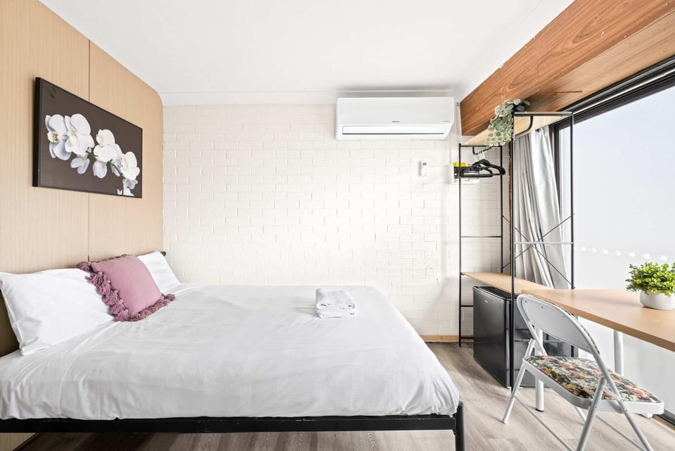 Quiet Crescent Stay in Liverpool - Comfortable Double Room - Shared Bathroom House in Sydney