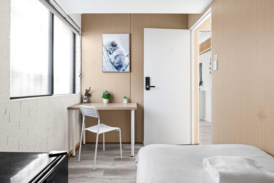 Smart Stay with Convenience - Private Single Room in Liverpool - Shared Bathroom Bed and Breakfast in Sydney