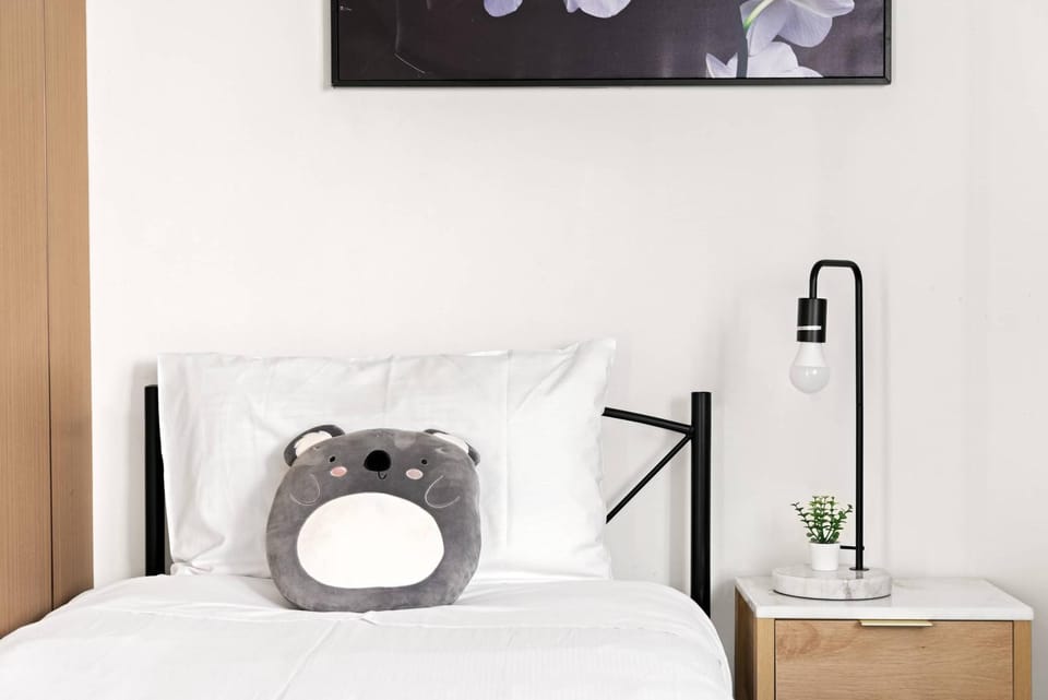 Smart Stay with Convenience - Private Single Room in Liverpool - Shared Bathroom Bed and Breakfast in Sydney