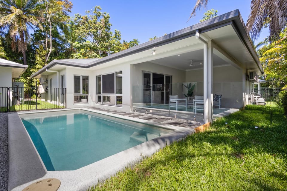 St Crispins Villa 2 with private heated Pool Villa in Port Douglas