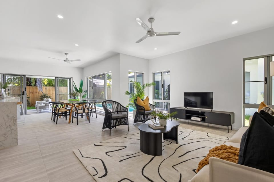 St Crispins Villa 2 with private heated Pool Villa in Port Douglas
