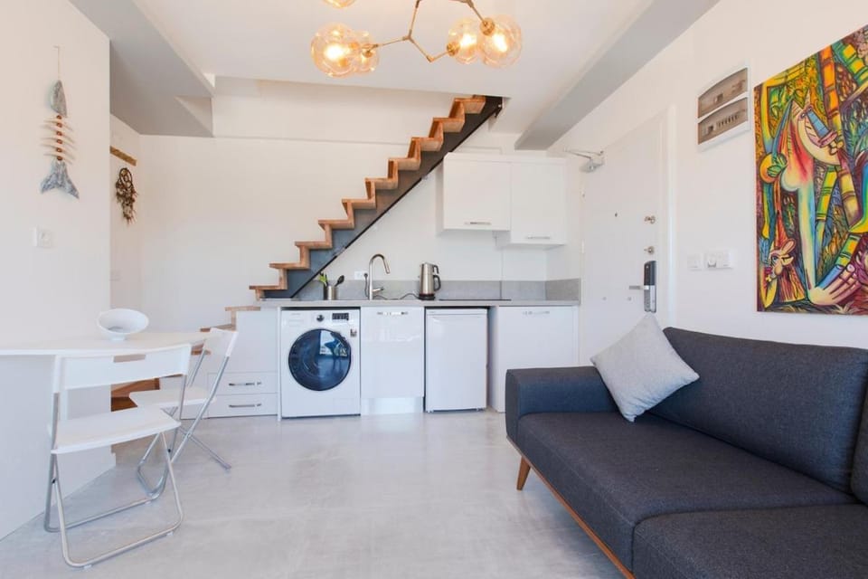 Kitchen or kitchenette, Living room, Seating area, Dining area, stove