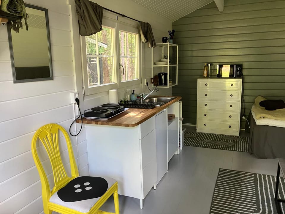 Coffee/tea facilities, Kitchen or kitchenette, stove