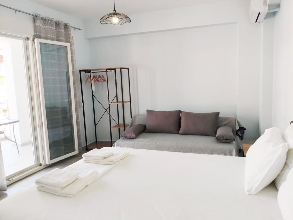 Bed, Photo of the whole room, Seating area, Bedroom, towels