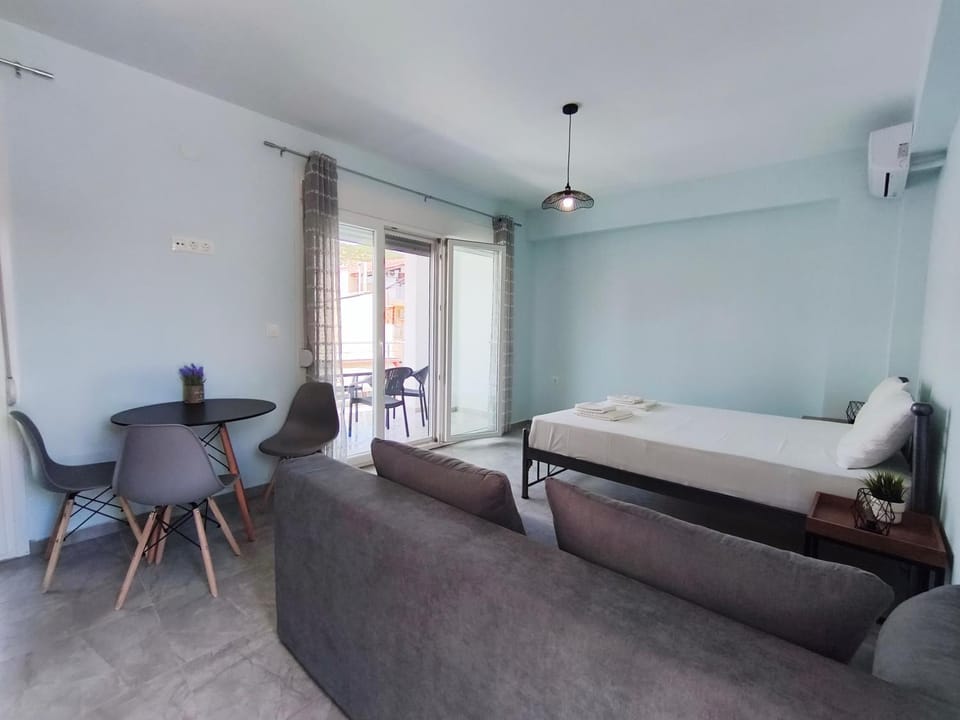 Bed, Photo of the whole room, Seating area