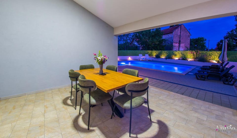 Dining area, Pool view, Swimming pool, sunbed