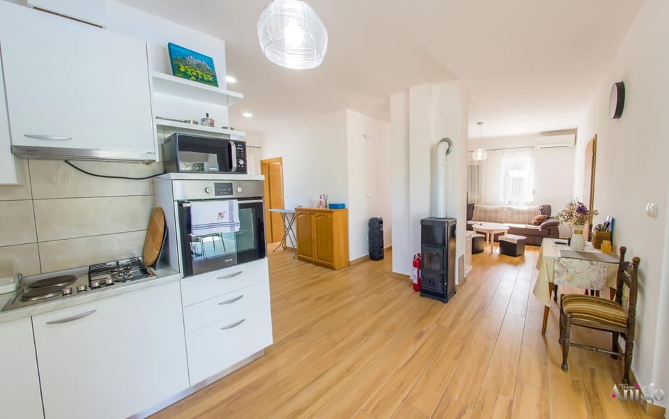 Kitchen or kitchenette, Dining area, oven, stove