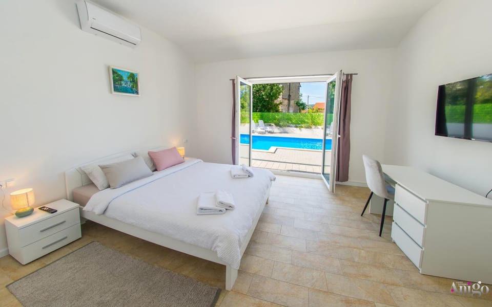 Bed, TV and multimedia, Photo of the whole room, Bedroom, Pool view, towels